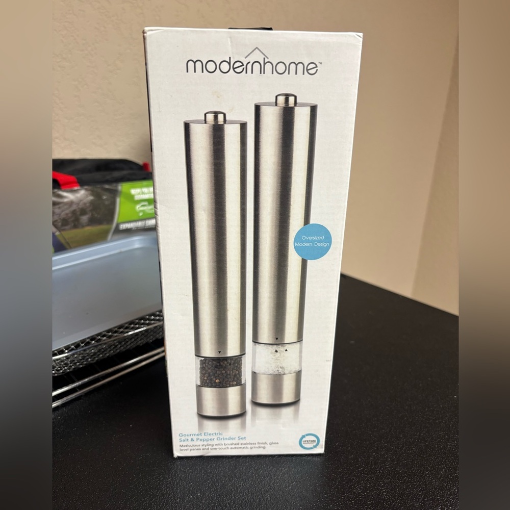 Salt and pepper shaker